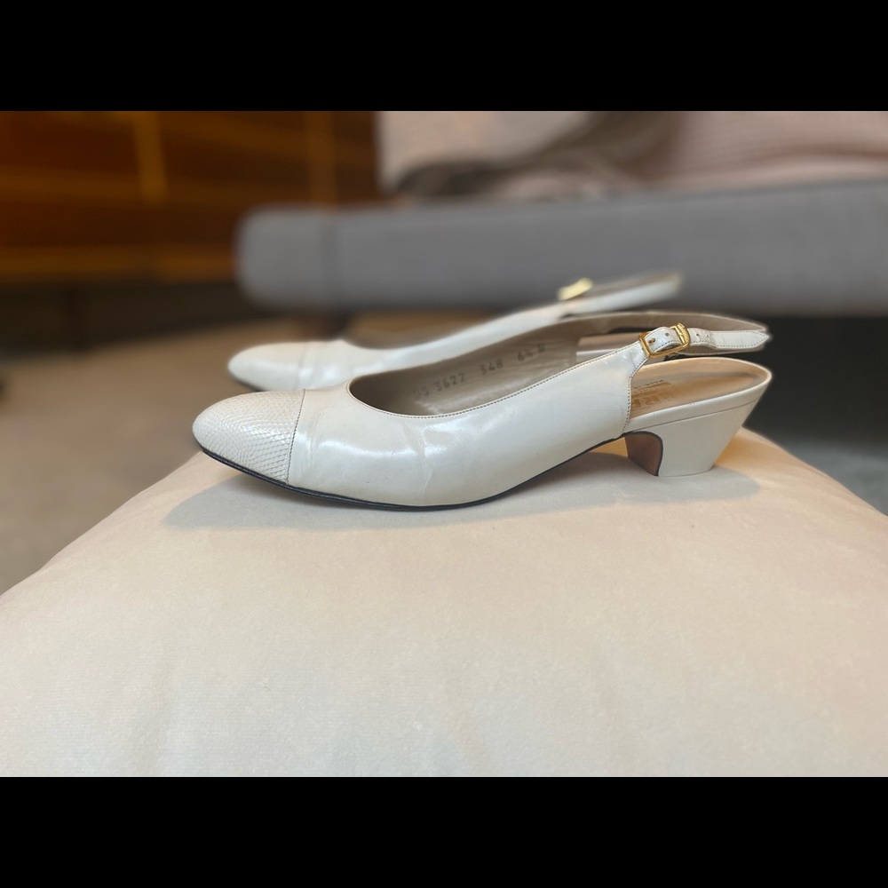 Vintage Salvatore Ferragamo Slingback White/cream Leather 1.5 inch Heel Size 6.5